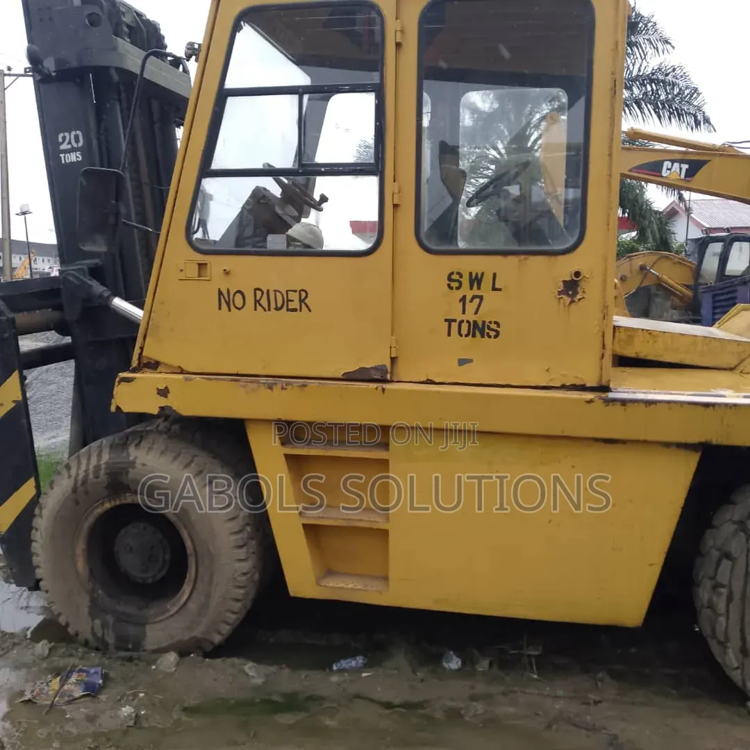 17 TONS Caterpillar Forklift