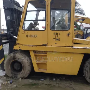 17 TONS Caterpillar Forklift
