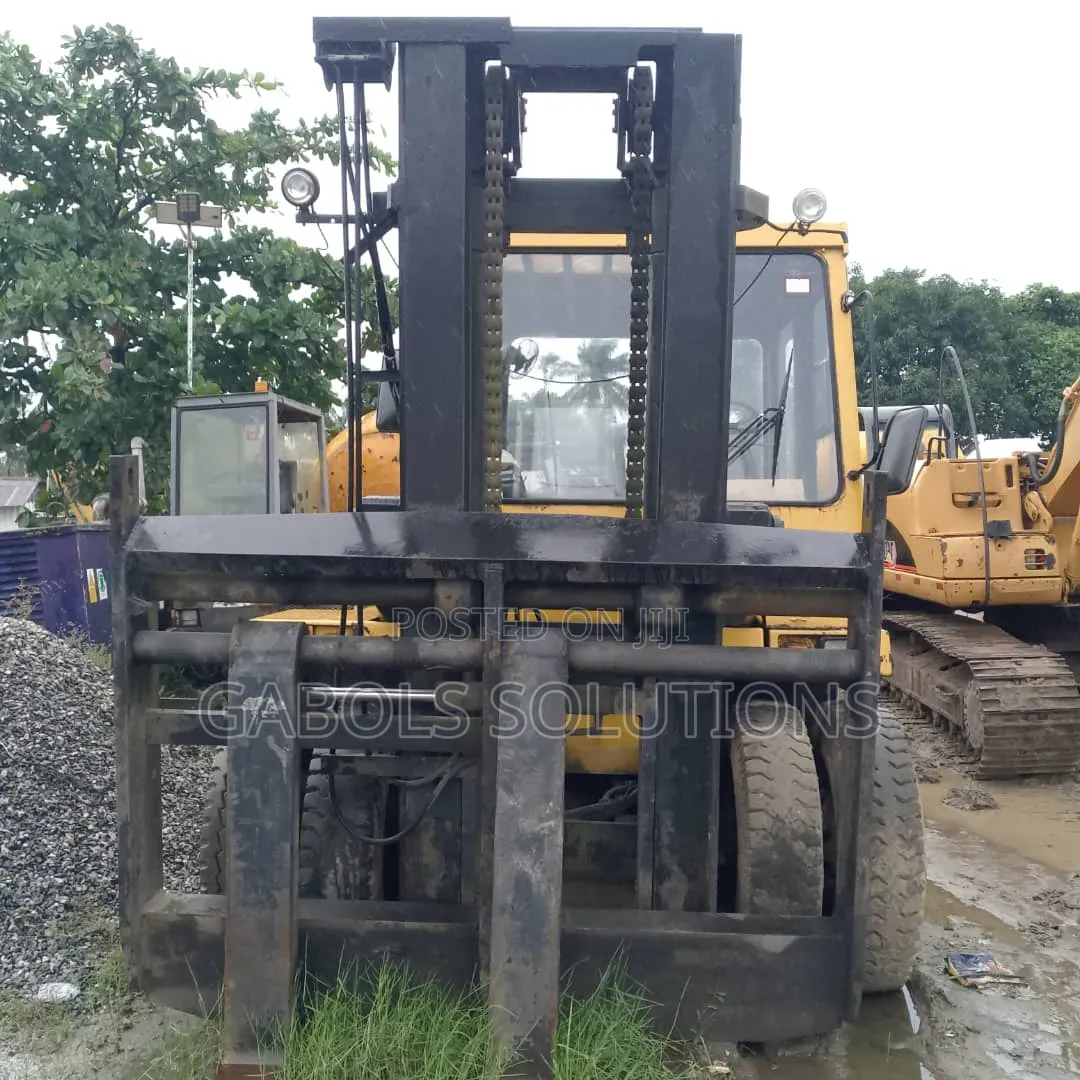 17 TONS Caterpillar Forklift