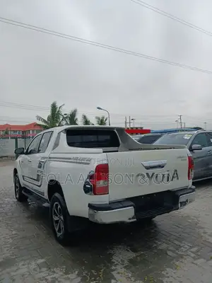 Toyota Hilux SR5 4x4 2018 White