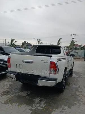 Toyota Hilux SR5 4x4 2018 White