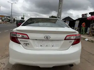 Toyota Camry SE 4dr Sedan (2.5L 4cyl 6A) 2014 White