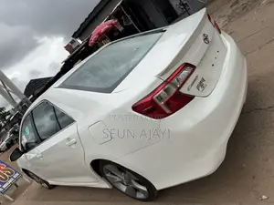 Toyota Camry SE 4dr Sedan (2.5L 4cyl 6A) 2014 White
