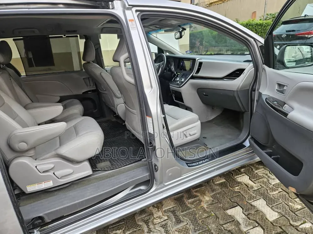 Toyota Sienna 2017 Silver