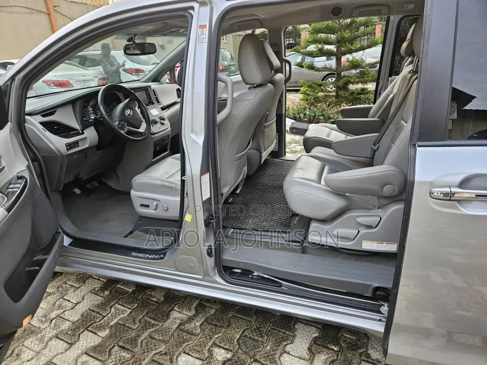 Toyota Sienna 2017 Silver