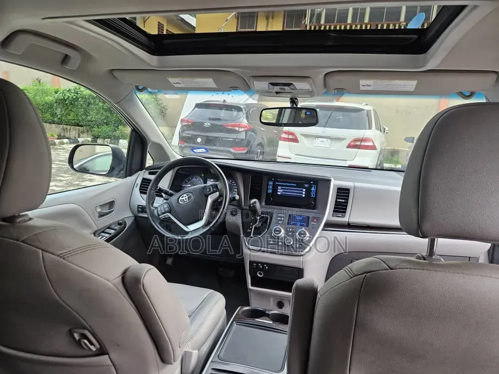 Toyota Sienna 2017 Silver