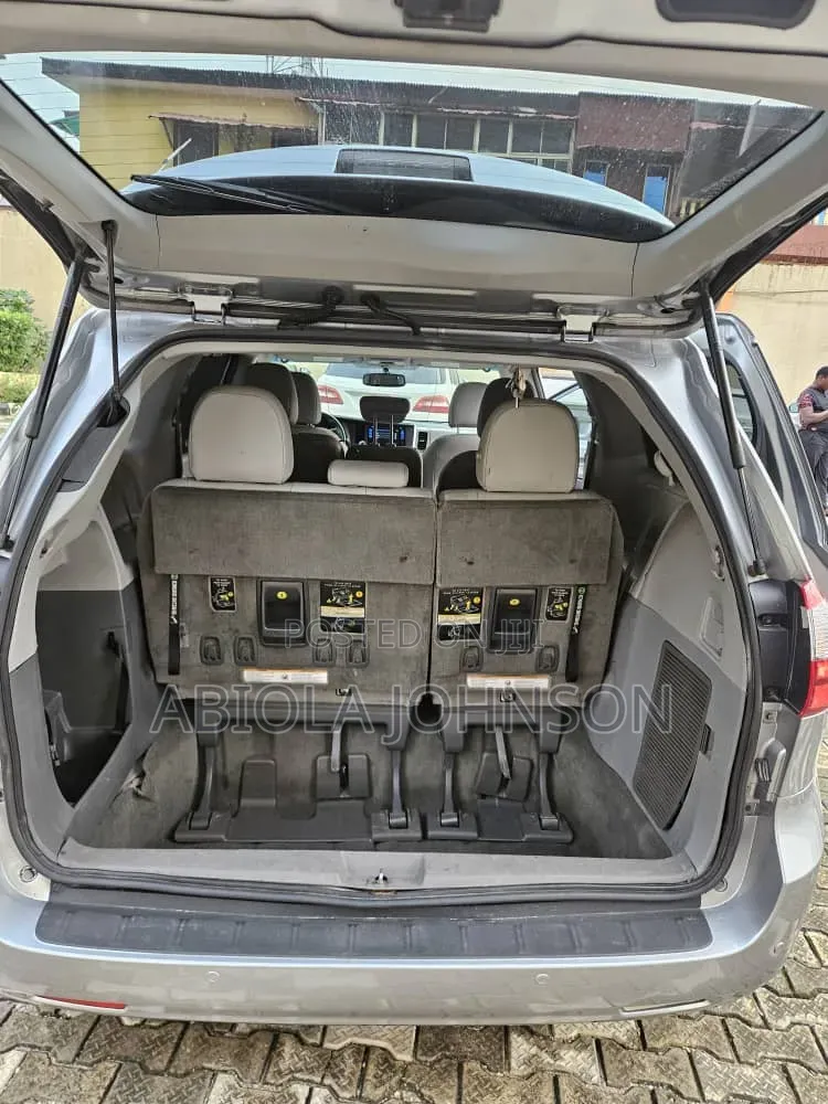 Toyota Sienna 2017 Silver