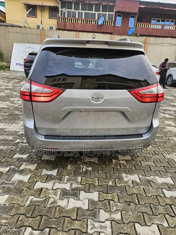 Toyota Sienna 2017 Silver