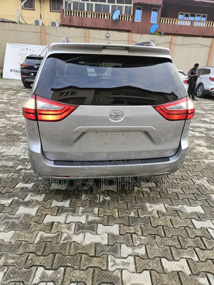 Toyota Sienna 2017 Silver