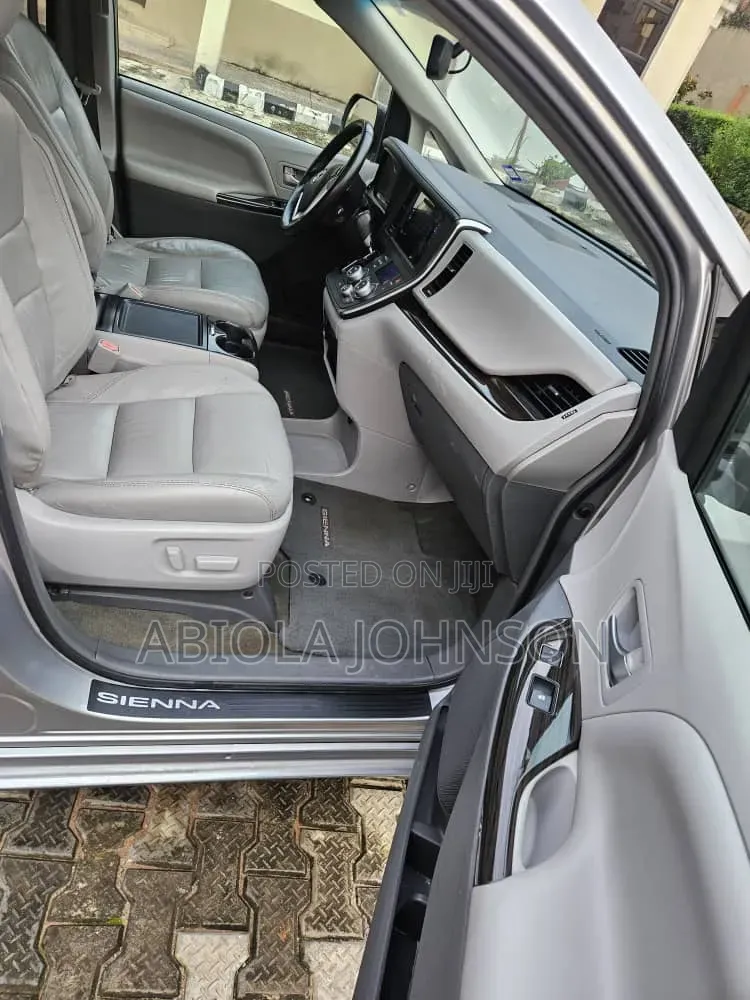 Toyota Sienna 2017 Silver