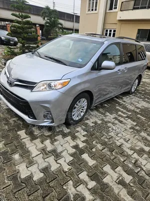 Toyota Sienna 2017 Silver