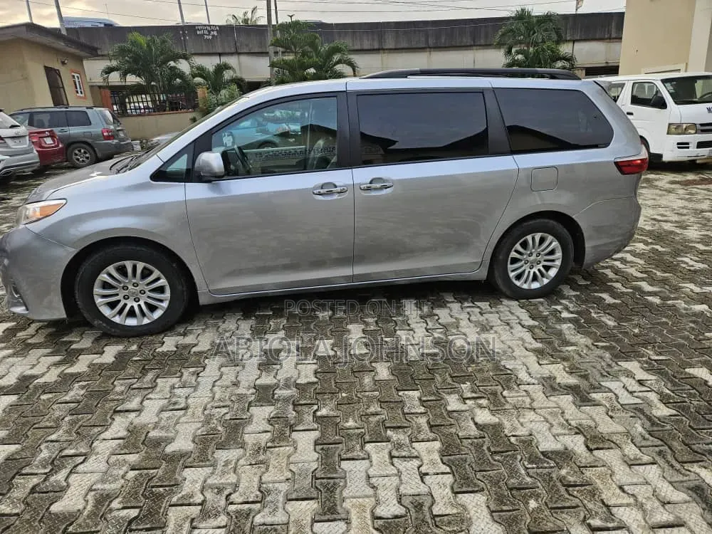 Toyota Sienna 2017 Silver