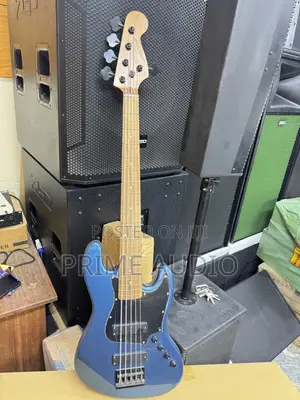 Squier by Fender 5 Strings Bass Jazz Guitar