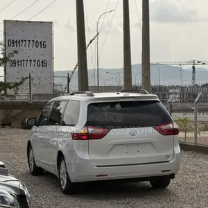 Toyota Sienna XLE 8 Passenger (3.5L 6cyl 6A) 2016 White