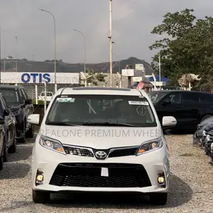 Toyota Sienna XLE 8 Passenger (3.5L 6cyl 6A) 2016 White