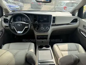 Toyota Sienna XLE 8 Passenger (3.5L 6cyl 6A) 2016 White