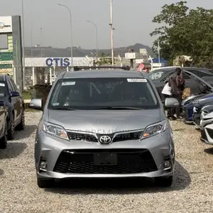 Toyota Sienna XLE 8 Passenger (3.5L 6cyl 8A) 2017 Silver