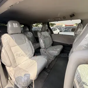 Toyota Sienna XLE 8 Passenger (3.5L 6cyl 8A) 2017 Silver