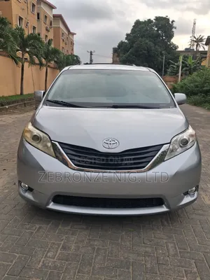 Toyota Sienna 2010 Silver