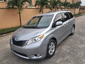 Toyota Sienna 2010 Silver