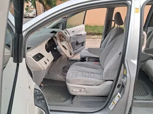 Toyota Sienna 2010 Silver