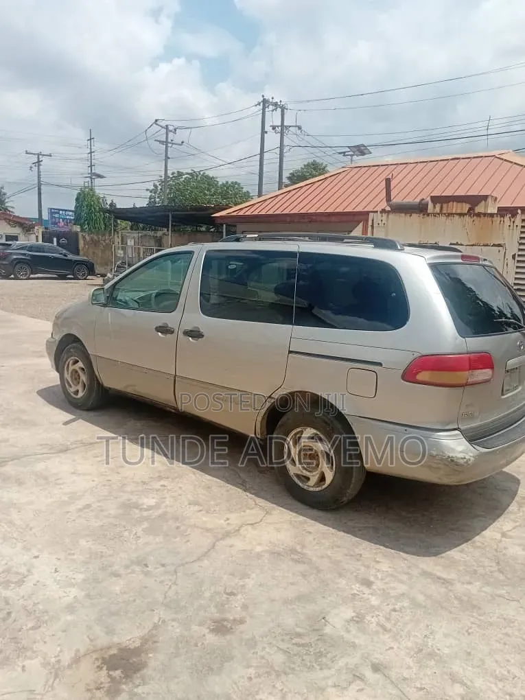 Toyota Sienta 2003 Silver