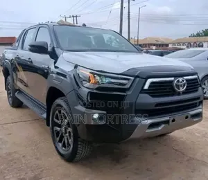 Toyota Hilux 2022 Black