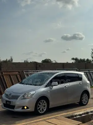 Toyota Verso 2011 Silver