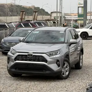 Toyota RAV4 XLE Premium 2021 Silver