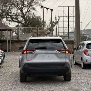 Toyota RAV4 XLE Premium 2021 Silver