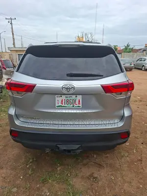Toyota Highlander LE 2019 Gray