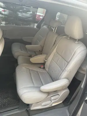 Toyota Sienna XLE 8 Passenger (3.5L 6cyl 8A) 2017 Gray