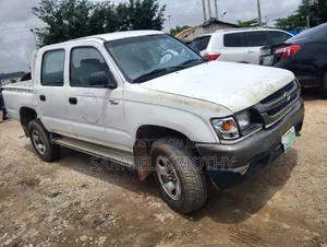 Toyota Hilux 2000 White