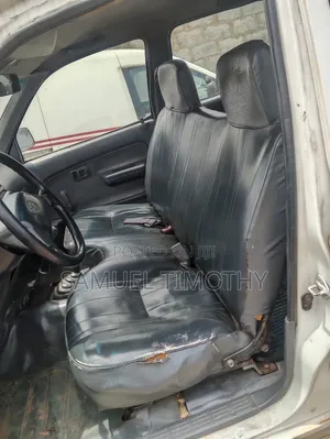 Toyota Hilux 2000 White