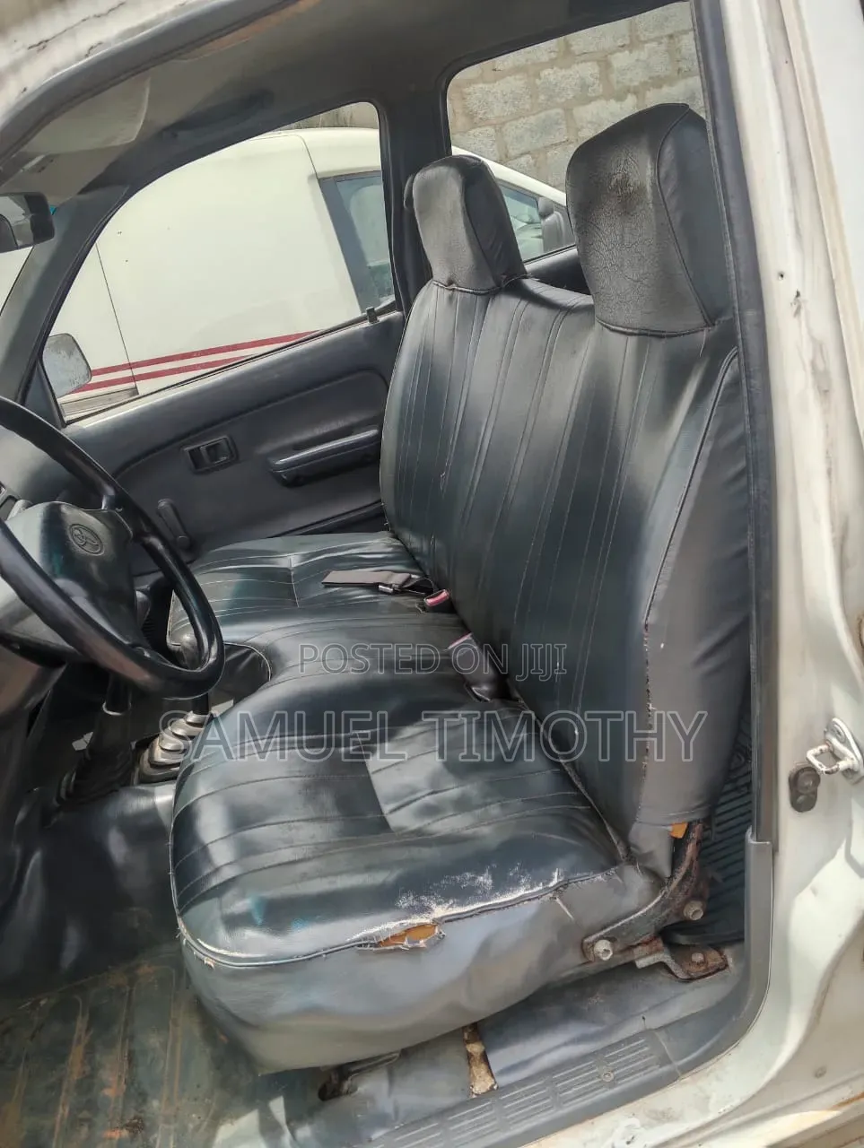 Toyota Hilux 2000 White