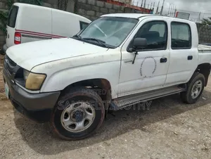 Toyota Hilux 2000 White
