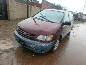 Toyota Sienna 2002 Red