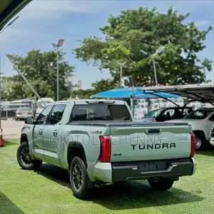 Toyota Tundra Capstone CrewMax 4WD SB w/5.5' Bed (Hybrid) 2025
