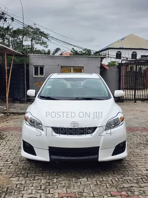 Toyota Matrix S Hatchback FWD (2.4L 4cyl 5A) 2009 White