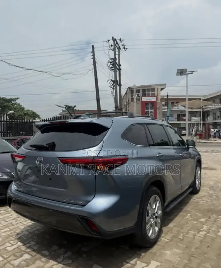 Toyota Highlander 2023 Blue