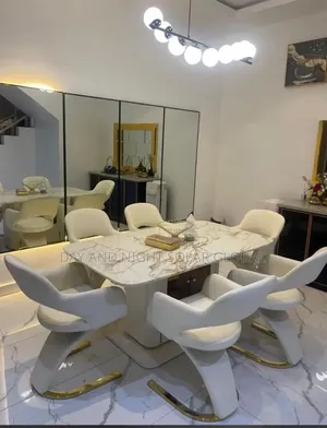 Luxurious Home Dining Table With 6 Sitters