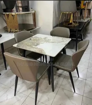 Mable Top Dining Set With 4 Sitters