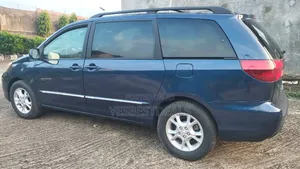 Toyota Sienna 2005 Blue