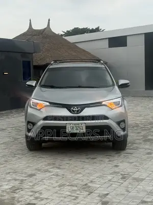 Toyota RAV4 XLE AWD (2.5L 4cyl 6A) 2016 Silver
