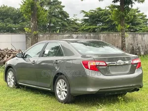 Toyota Camry XLE 4dr Sedan (2.5L 4cyl 6A) 2012 Gray
