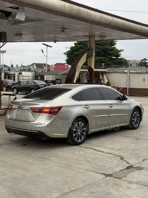 Toyota Avalon XLE Premium Sedan FWD (3.5L 6cyl 6A) 2017 Gold