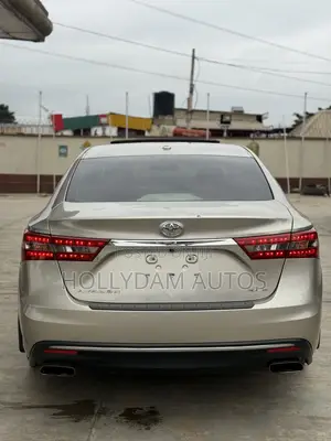 Toyota Avalon XLE Premium Sedan FWD (3.5L 6cyl 6A) 2017 Gold