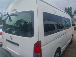 Toyota HiAce 2019 White