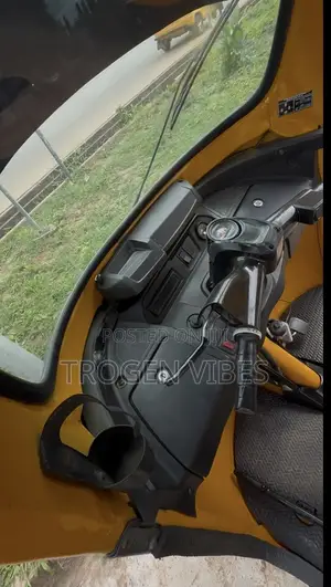 Bus 2022 Yellow