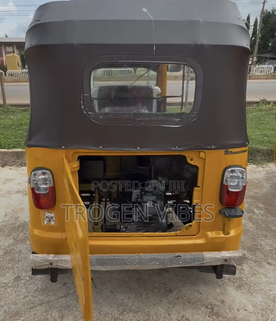 Bus 2022 Yellow
